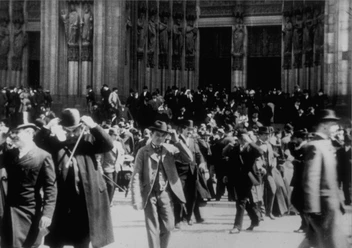„Am Kölner Dom nach dem Hauptgottesdienst“ / „Sortie de la cathédrale“ Menschenmenge vor dem Kölner Dom in historischer Schwarz-Weiß-Aufnahme von 1896