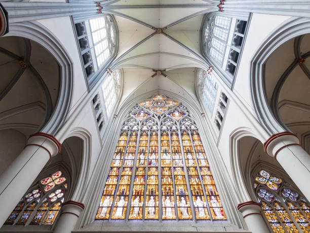 Altenberger Dom <p>Blick auf beeindruckende bunte Glasfenster im gotischen Gewölbe eines Kircheninnenraums.</p>