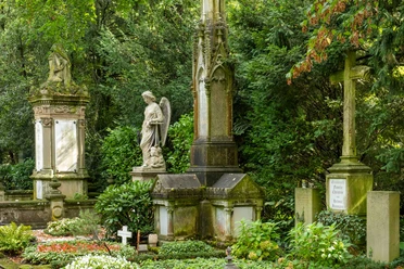Melaten-Friedhof in Köln Historische Grabmäler und Engelsfigur auf dem begrünten Melaten-Friedhof in Köln