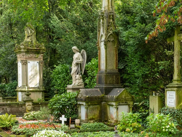 Melaten-Friedhof in Köln Historische Grabmäler und Engelsfigur auf dem begrünten Melaten-Friedhof in Köln