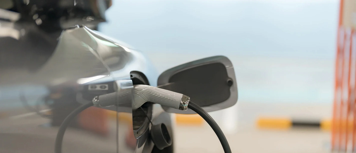 E-Auto_laden1920x1080.jpg Elektroauto, welches an der Ladestation geladen wird
