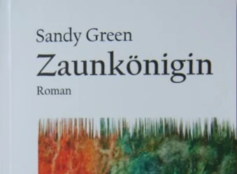 Lesung im Rahmen des Internationalen Tags zur Beseitigung von Gewalt an Frauen - Roman 'Zaunkönigin' von Sandy Green Buchcover zum Roman "Zaunkönigin" von Sandy Green. Die Bildsprache der Abbildung wirkt bedrückend und ist in Rot sowie Grüntönen gehalten.