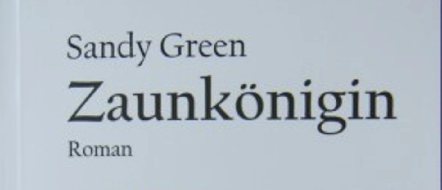 Lesung im Rahmen des Internationalen Tags zur Beseitigung von Gewalt an Frauen - Roman 'Zaunkönigin' von Sandy Green Buchcover zum Roman "Zaunkönigin" von Sandy Green. Die Bildsprache der Abbildung wirkt bedrückend und ist in Rot sowie Grüntönen gehalten.