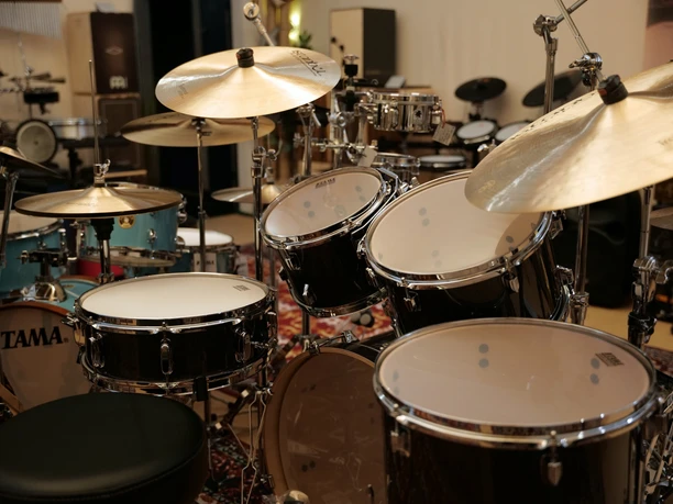 Es ist ein Schlagzeug abgebildet.