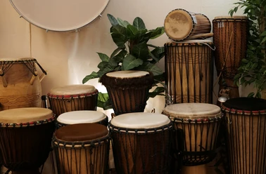 percussion+m Shop_Trommeln Große und kleine Holztrommeln stehen nebeneinander.