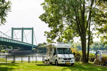 Campingplatz Stadt Köln Wohnmobil und Zelt auf dem Campingplatz am Rhein mit Blick auf die Kölner Rodenkirchener Brücke