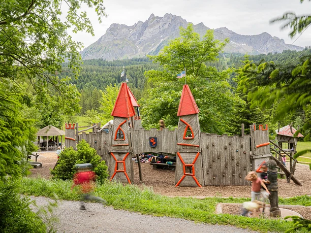 Spielplatz PILU-Land mit Pilatus im Hintergrund Spielplatz PILU-Land mit Pilatus im Hintergrund