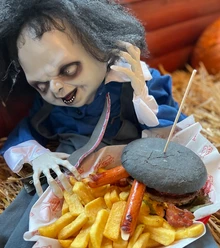 Halloween Puppe mit Pommes und Burger