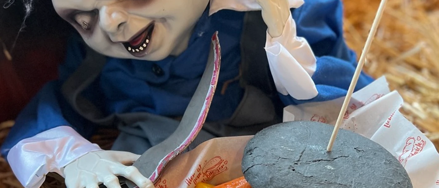 Halloween Puppe mit Pommes und Burger Halloween Puppe mit Pommes und Burger