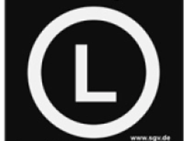 Markierungszeichen Lutherweg Schwarzes Schild mit weißem "L" für Lutherweg, umrahmt, mit Text "1517 Lutherweg 2017" oben.