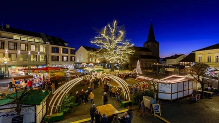 Hildener Winterdorf Winterlich mit Lichterketten geschmückter Hildener Marktplatz am Abend