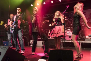 WolfsburgerWeihnachtsmarkt:Bühnenprogramm,PrettyinPink, (c) Rolf Großjohann