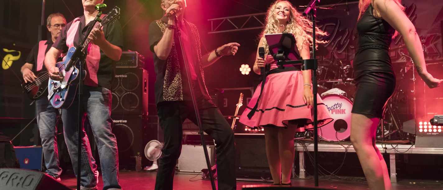 WolfsburgerWeihnachtsmarkt:Bühnenprogramm,PrettyinPink, (c) Rolf Großjohann WolfsburgerWeihnachtsmarkt:Bühnenprogramm,PrettyinPink, (c) Rolf Großjohann