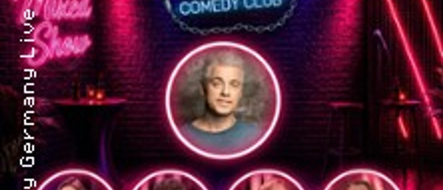 Neon-Plakat zum Lucky Punch Comedy Club mit Porträts mehrerer Comedians auf dunkler Bühne