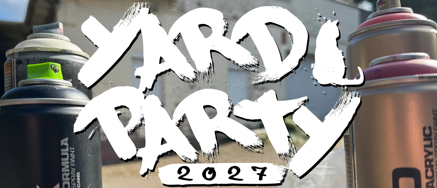 Yardparty Yardparty-2027-Schriftzug im Graffiti-Stil zwischen Spraydosen vor einem Gebäude.