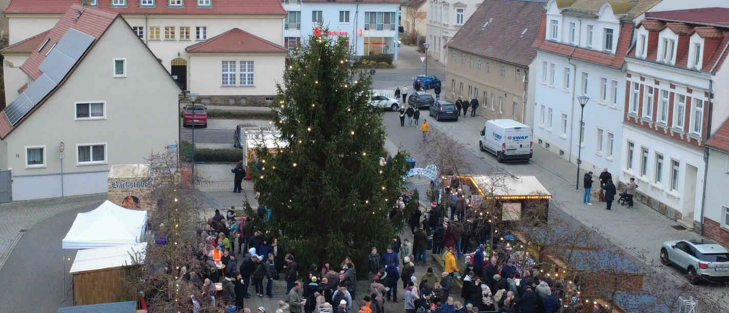 Weihnachtsmarkt in Trebsen mit Blick aufs Rathaus Der Weihnachtsmarkt auf dem Marktplatz in Trebsen überzeugt durch Gemütlichkeit im kleinen Rahmen.
