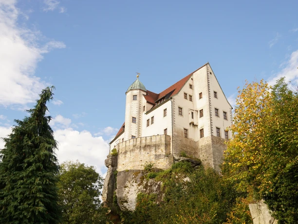 Die Burg Hohnstein thront hoch über dem Ort Die Burg Hohnstein thront hoch über dem Ort