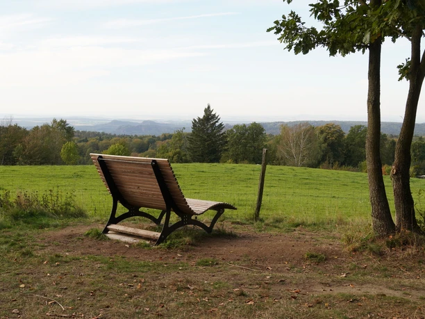 Eine Rastbank mit Aussicht an der Napoleonschanze Eine Rastbank mit Aussicht an der Napoleonschanze