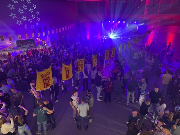 apres-ski-party-schwarzwaldhalle-ottenhoefen.jpg apres-ski-party-schwarzwaldhalle-ottenhoefen.jpg
