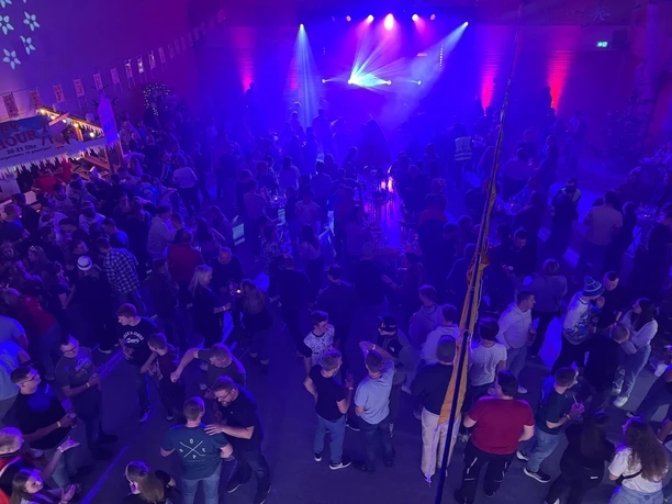 apres-ski-party-schwarzwaldhalle-ottenhoefen2.jpg apres-ski-party-schwarzwaldhalle-ottenhoefen2.jpg