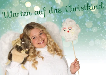 Warten auf das Christkind Lächelnder Engel mit Eichhörnchenpuppe und Stabfigur vor dem Titel Warten auf das Christkind