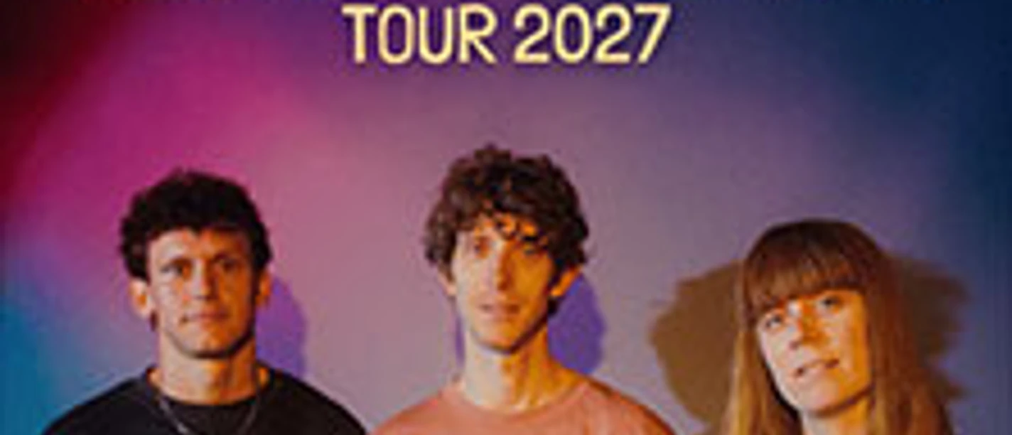 Tourplakat zu 20 Jahre Tonbandgerät Tour 2027 mit drei Bandmitgliedern