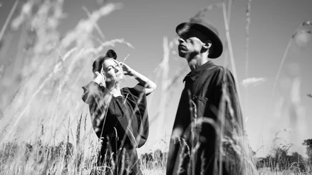 Kiiōtō Schwarz-Weiß-Aufnahme der zwei Musiker:innen von Kiiōtō in einem Feld