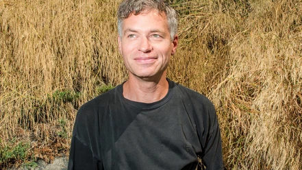 Nicholas Krgovich Porträt von Musiker Nicholas Krgovich mit Stroh im Hintergrund