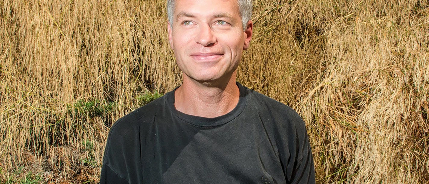 Nicholas Krgovich Porträt von Musiker Nicholas Krgovich mit Stroh im Hintergrund