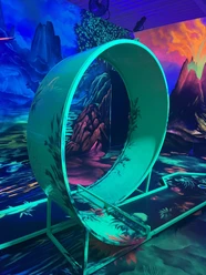 IMG_2916.jpeg Neonfarbenes Schwarzlicht-Minigolf mit Looping und fantasievoller Felslandschaft.