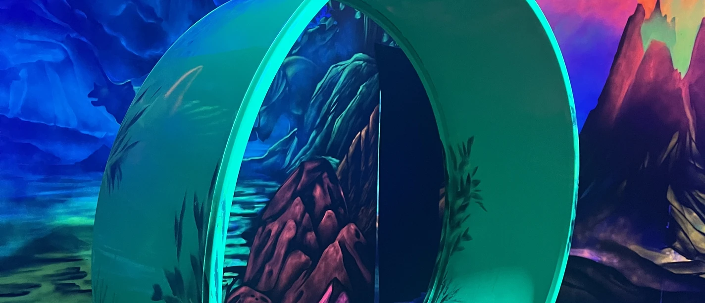 IMG_2916.jpeg Neonfarbenes Schwarzlicht-Minigolf mit Looping und fantasievoller Felslandschaft.