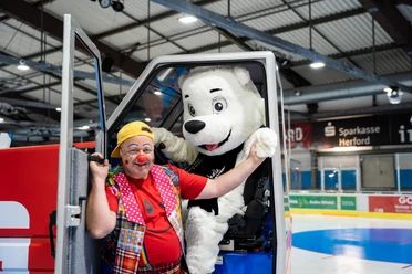 Eishalle Herford-Kinderclown Adi Adtze mit Berry-Freizeitbetriebe Stadtwerke Herford GmbH.jpg
