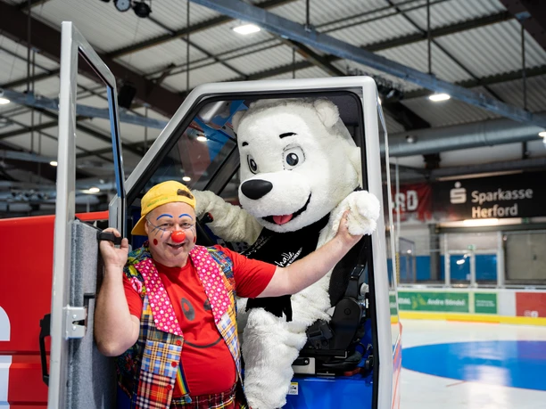 Eishalle Herford-Kinderclown Adi Adtze mit Berry-Freizeitbetriebe Stadtwerke Herford GmbH.jpg Eishalle Herford-Kinderclown Adi Adtze mit Berry-Freizeitbetriebe Stadtwerke Herford GmbH.jpg