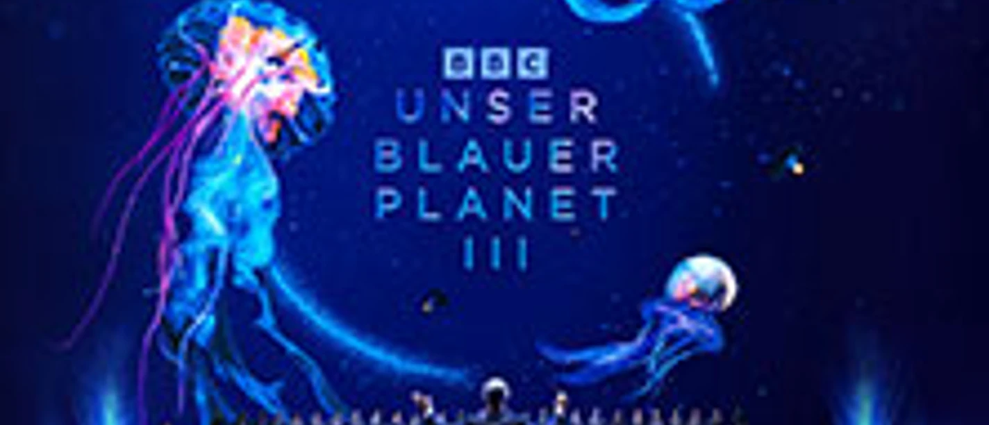 Konzertplakat zu UNSER BLAUER PLANET III mit leuchtenden Quallen und Orchester