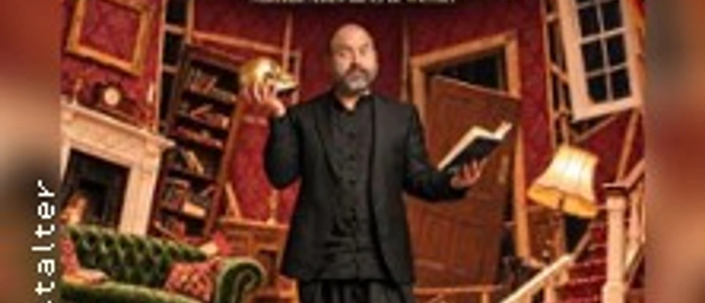 Mann auf Theaterbühne vor Kulisse zum Bühnenprogramm Uuund... Bitte!