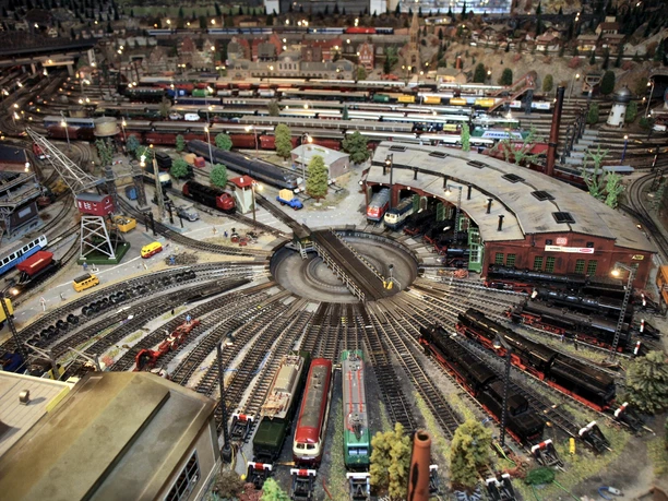 Eisenbahnmuseum in Heischeid Modellbahnanlage mit vielen detailreichen Eisenbahnen und Gebäude, darunter eine Drehscheibe.