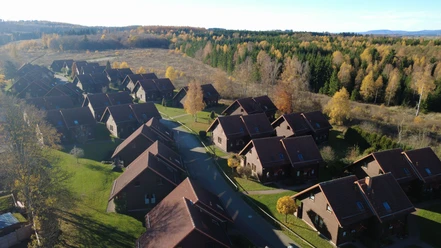 Natuurbelevingsdorp Blauvogel in Hasselfelde – Huizen vanuit de lucht Natuurbelevingsdorp Blauvogel in Hasselfelde – Huizen van bovenaf gezien