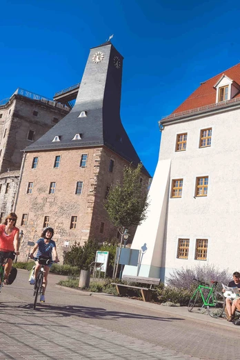 radler-vor-dem-borlachturm_etappe-7_c_vincent_graetsch