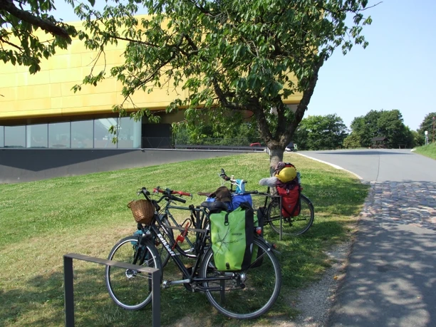 Himmelsscheibenradweg, Fahrräder vor der Arche Nebra