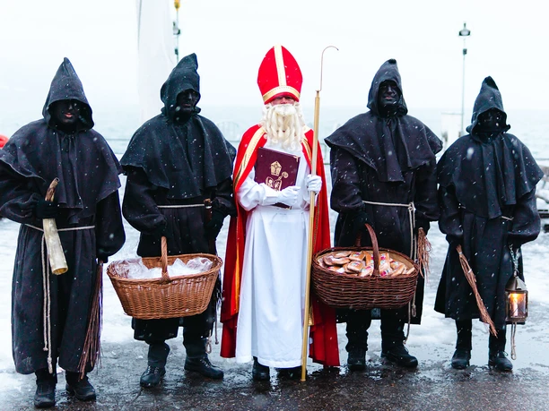Samichlaus und Schmutzlis mit Lebkuchen Samichlaus und Schmutzlis mit Lebkuchen