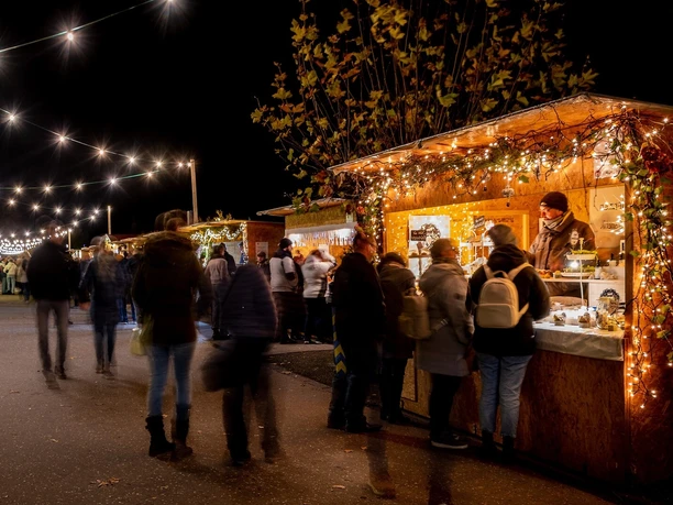 Marktstand mit Lichtern Marktstand mit Lichtern