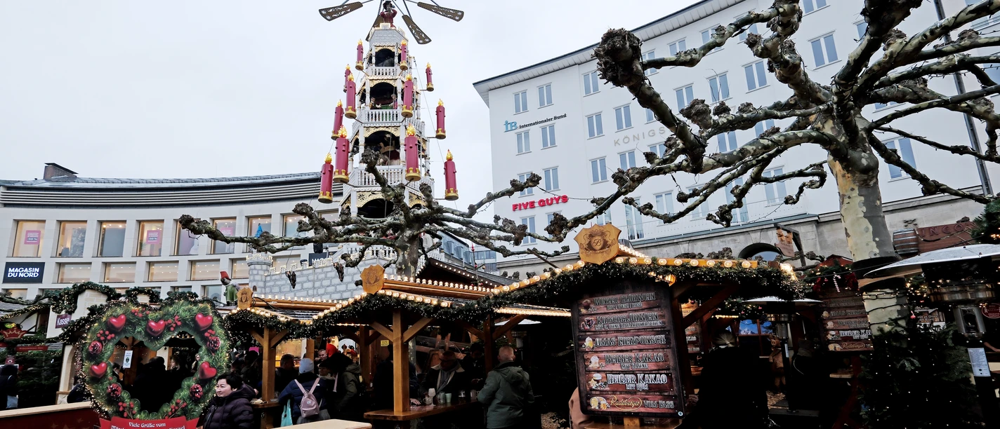 Im Vordergrund sind Standplätze vor der Pyramide sichtbar. Im Hintergrund ist die Pyramide und die Häuser vom Königsplatz sichtbar.