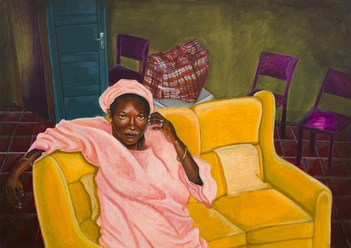 "The Hum Of Your Rhythm" Gemalte Frau in rosa Gewand auf gelbem Sofa, dahinter Stühle und Reisetasche