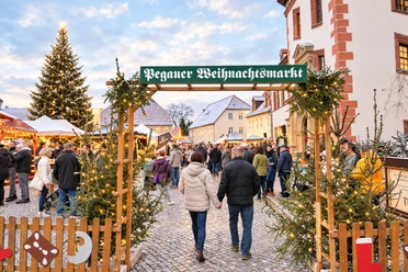 Pegauer Weihnachtsmarkt Blick auf den Weihnachtsmarkt Pegau mit Weihnachtsbaum im Hintergrund