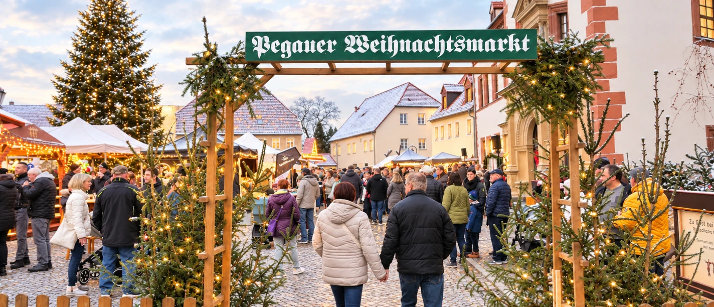 Pegauer Weihnachtsmarkt Blick auf den Weihnachtsmarkt Pegau mit Weihnachtsbaum im Hintergrund