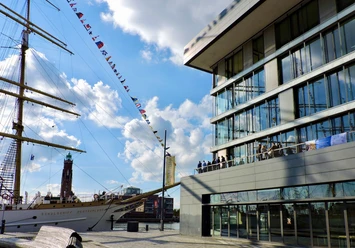 Außenansicht des Institut für Seeverkehrswirtschaft und Logistik (ISL) in Bremerhaven Schulschiff Deutschland vor moderner Glasfassade am Hafen von Bremerhaven.