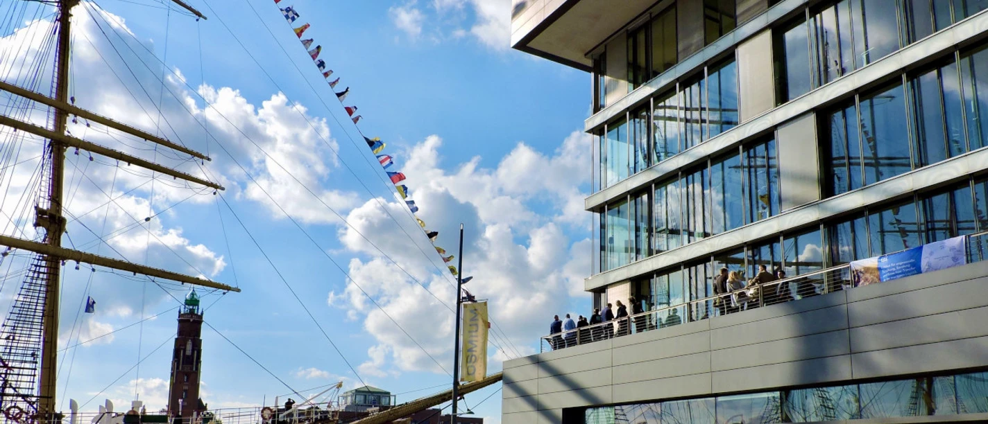 Außenansicht des Institut für Seeverkehrswirtschaft und Logistik (ISL) in Bremerhaven Schulschiff Deutschland vor moderner Glasfassade am Hafen von Bremerhaven.