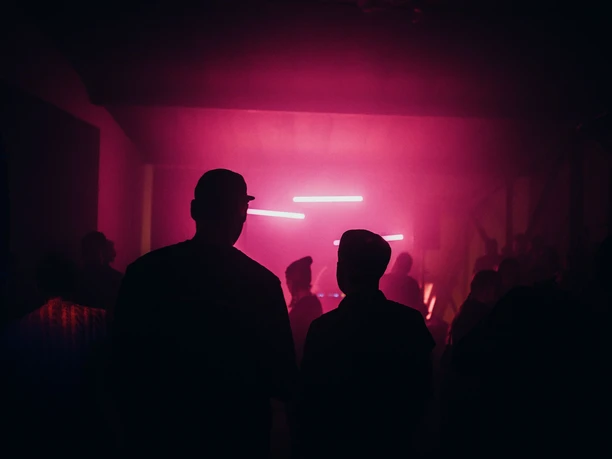 Cologne Museum Night 2026 Silhouettes of visitors in a pink-lit room at Cologne’s Museum Night