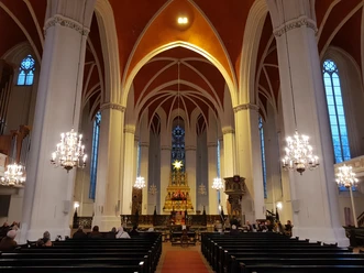 Dom zu Verden Weihnachtlich geschmückter Verdener Dom mit Stern, Altar, Kronleuchtern und Publikum.