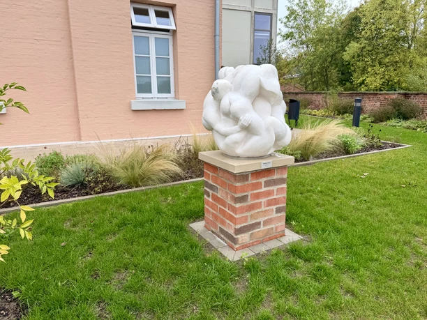 Skulptur Zuflucht Grafenschloss Hoya (4).jpeg Weiße Skulptur „Zuflucht“ auf Backsteinsockel im Garten am Grafenschloss Hoya.